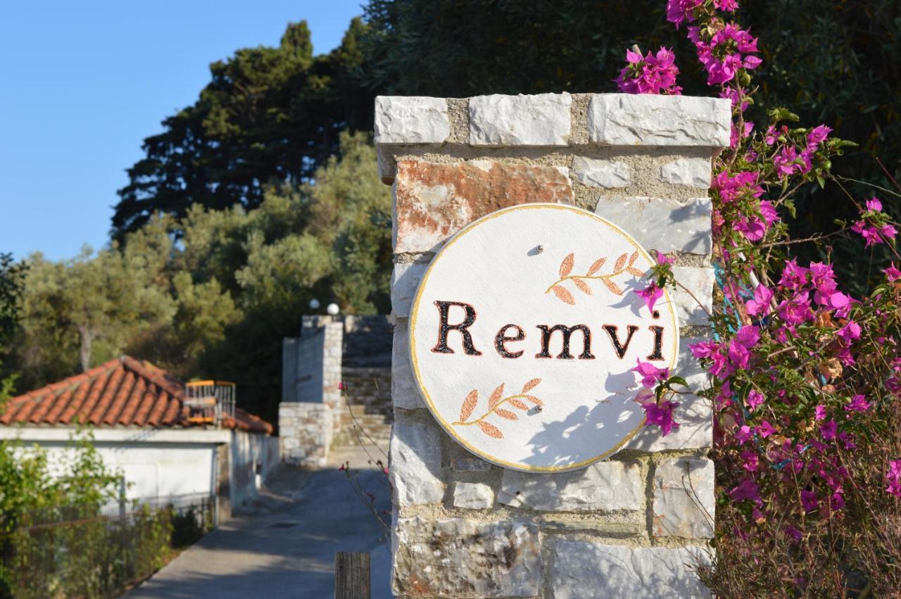 Remvi Apartments Skopelos Town Bagian luar foto