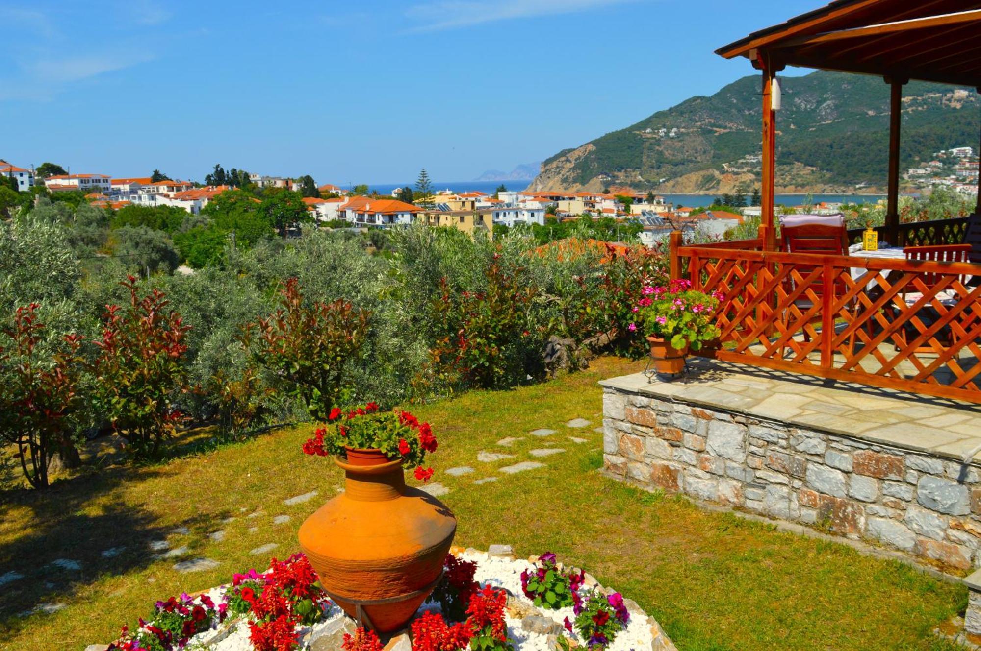 Remvi Apartments Skopelos Town Bagian luar foto